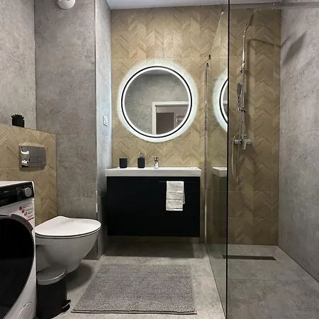 Nova Ochota, Tennis Court, Train & Bus Nearby Warschau