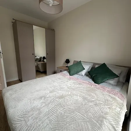 Nova Ochota, Tennis Court, Train & Bus Nearby *