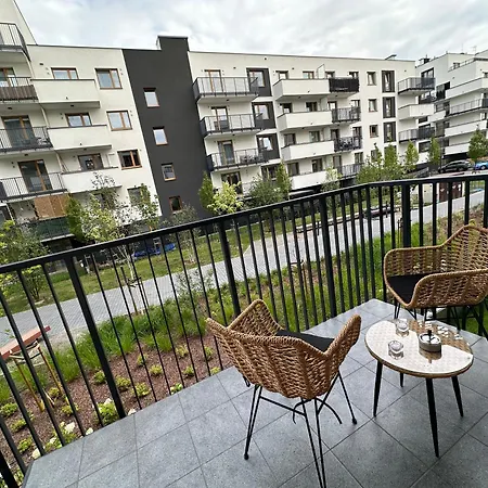 Nova Ochota, Tennis Court, Train & Bus Nearby Warschau